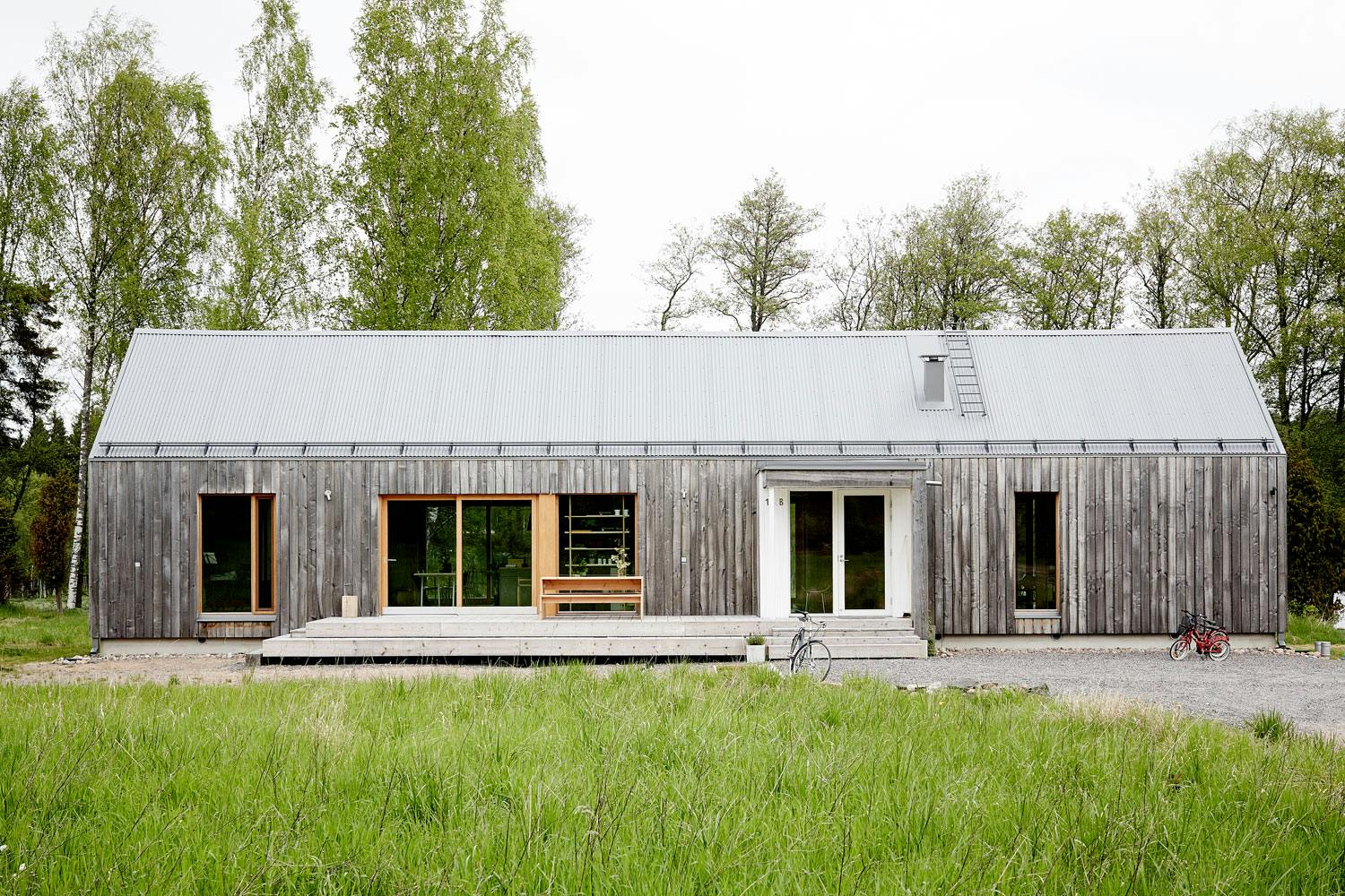 Glir inn i landskapet Hus i pakt med naturen